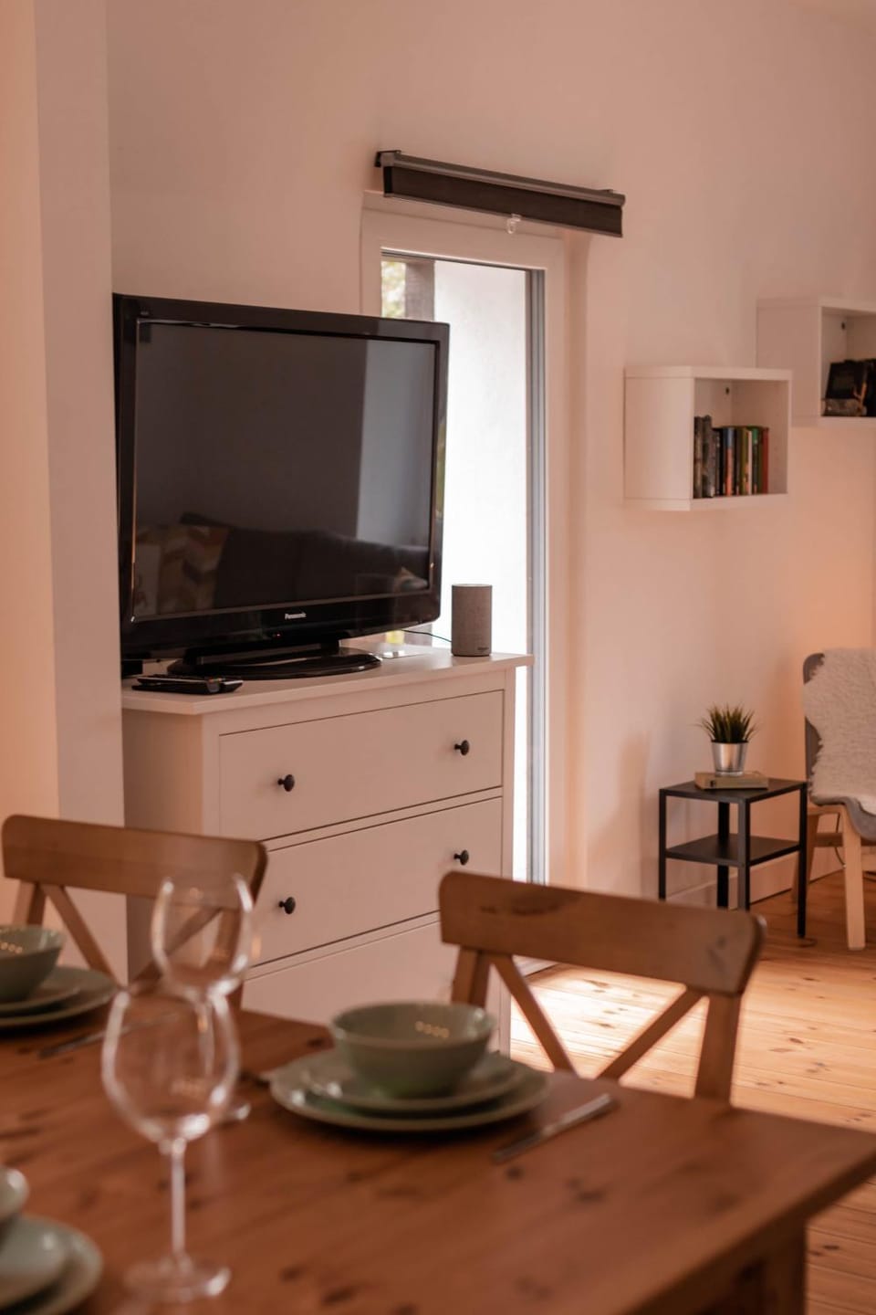 TV and multimedia, Living room, Seating area, Dining area