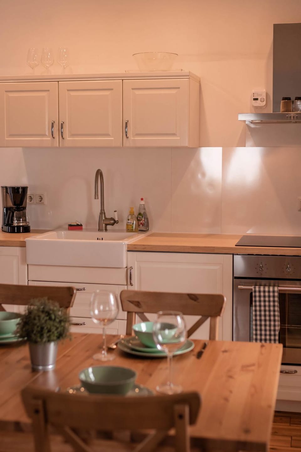 Kitchen or kitchenette, Dining area, stove