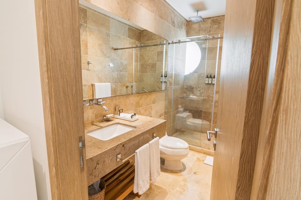 Shower, Toilet, Bathroom, towels