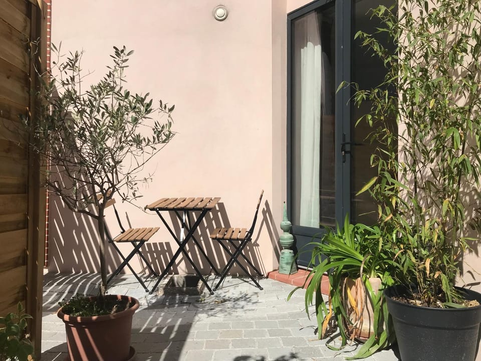 Patio, Facade/entrance