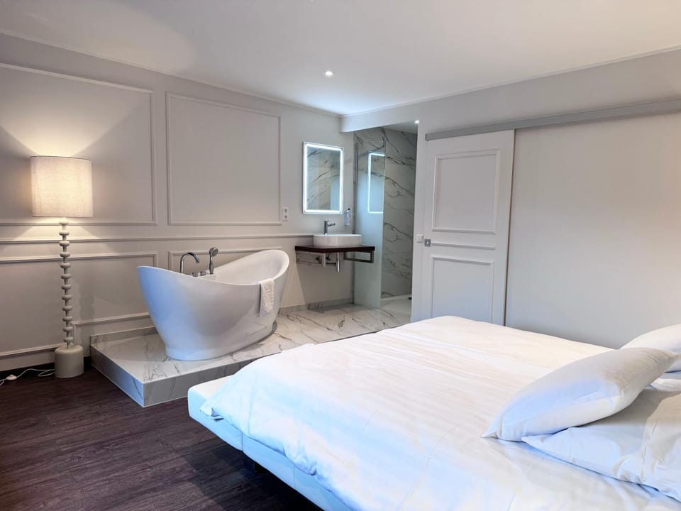 Bed, Photo of the whole room, Bedroom, Bath, towels