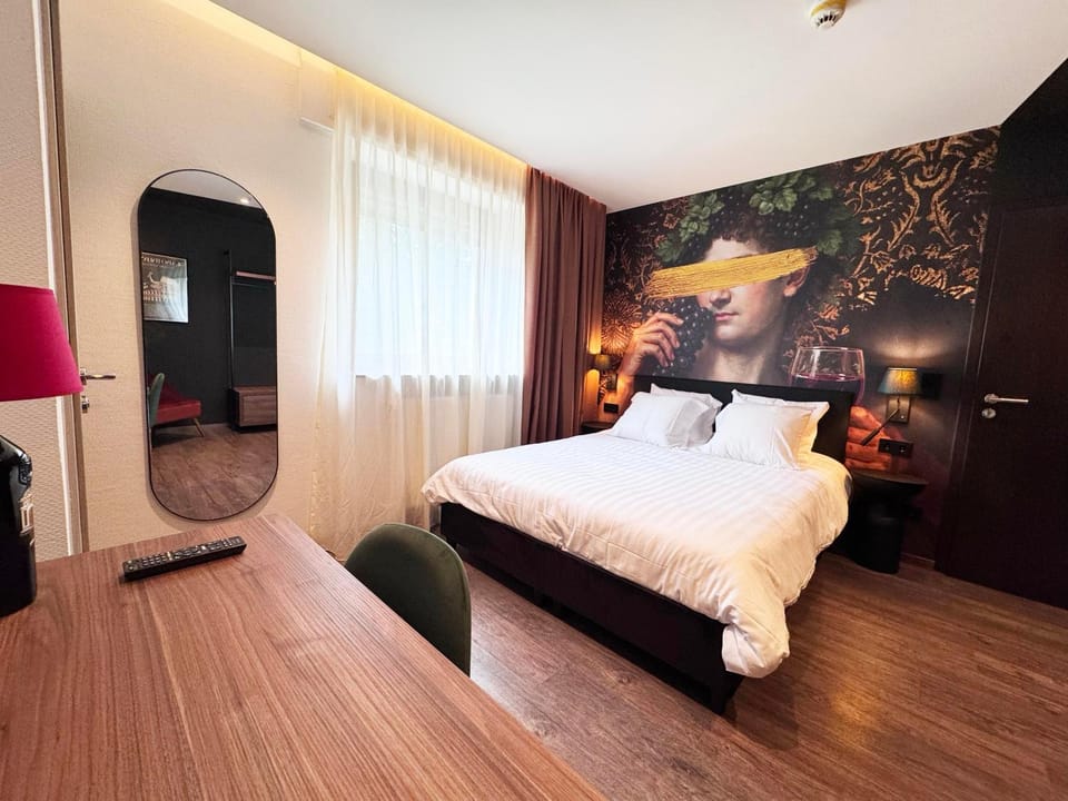 Bed, Photo of the whole room, Seating area, Bedroom
