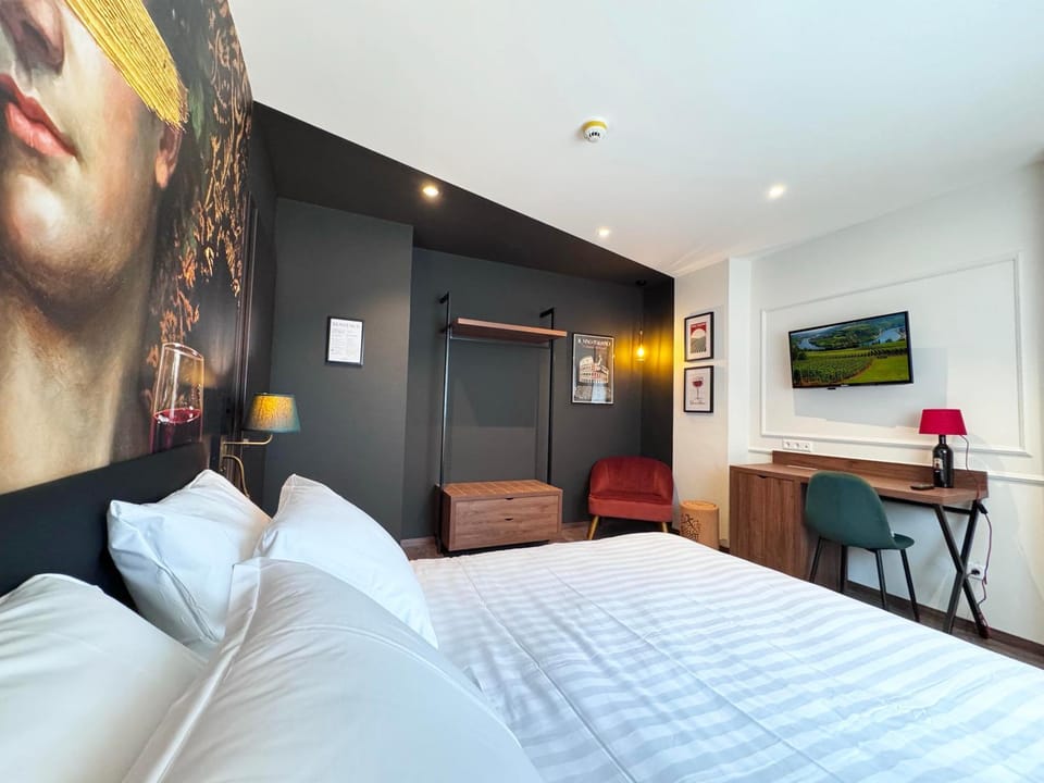 Bed, TV and multimedia, Photo of the whole room, Seating area, Bedroom