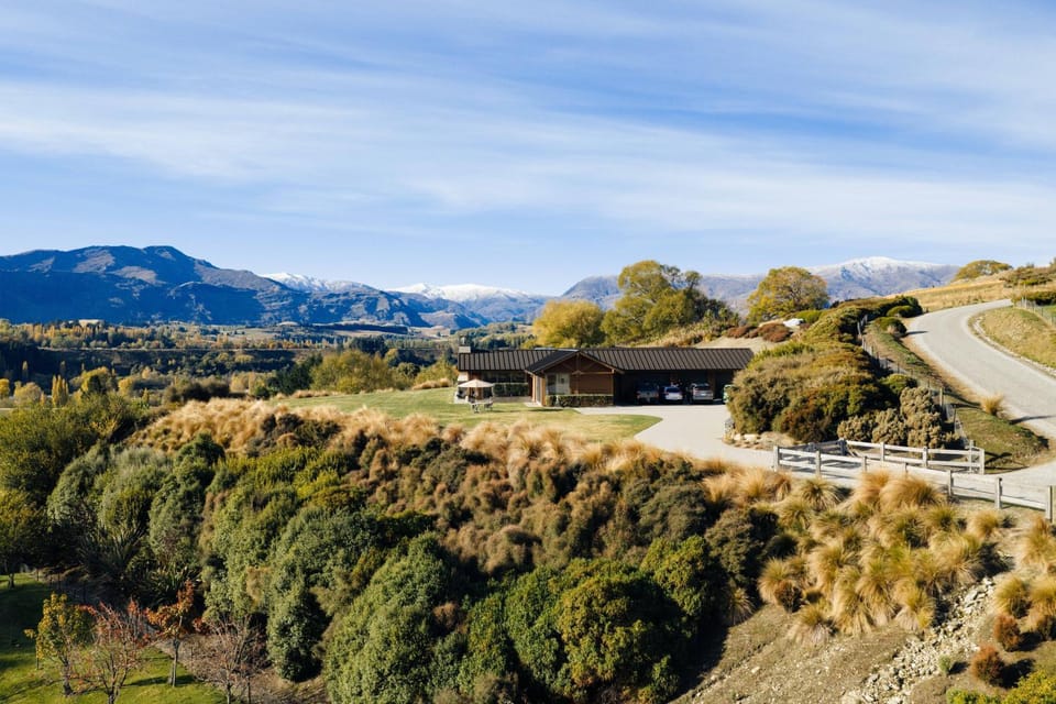 Property building, Day, Neighbourhood, Natural landscape, Mountain view