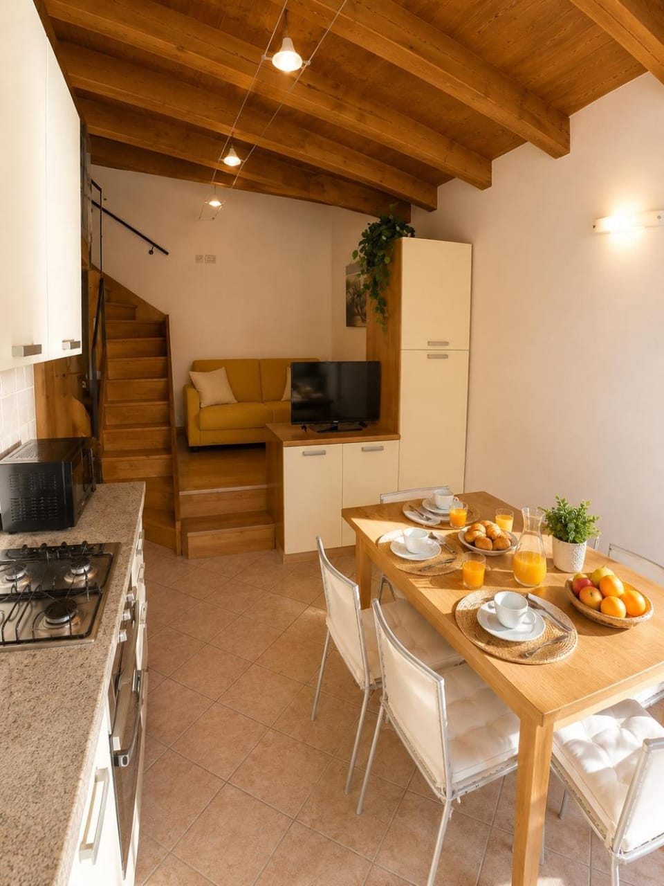 Kitchen or kitchenette, Dining area