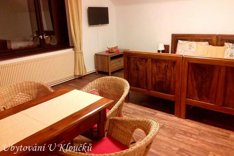 Bed, TV and multimedia, Seating area, Bedroom