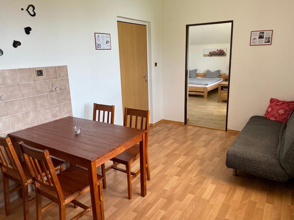 Kitchen or kitchenette, Seating area