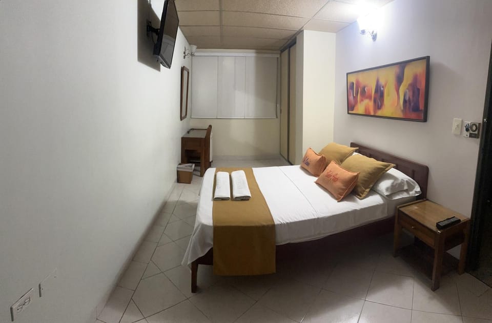 Bed, TV and multimedia, Photo of the whole room, Bedroom, hair dresser