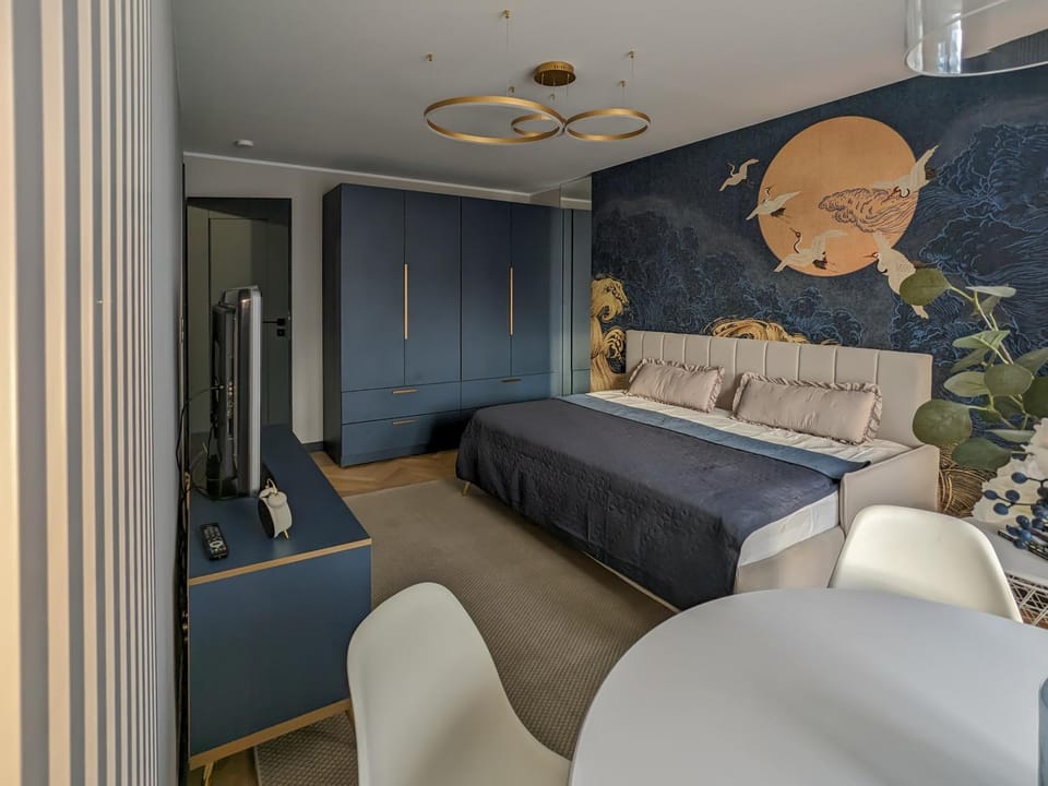 Bed, TV and multimedia, Bedroom