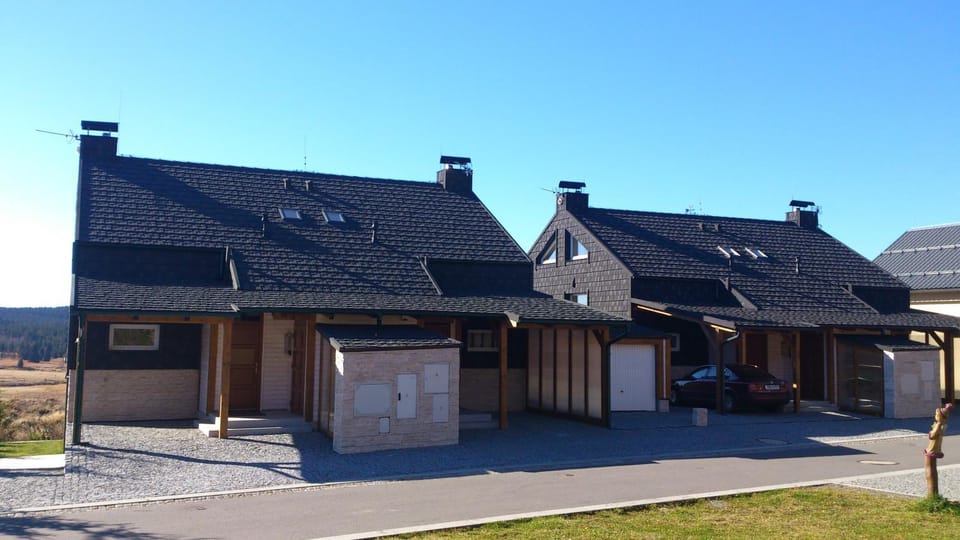 Facade/entrance, Area and facilities