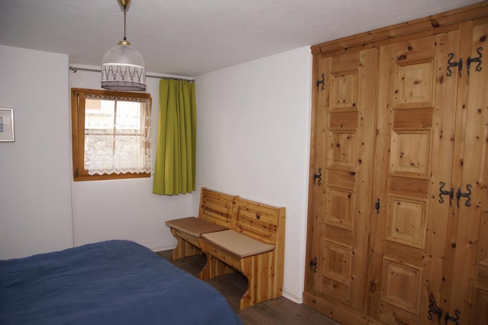 Bed, Day, Bedroom, On site