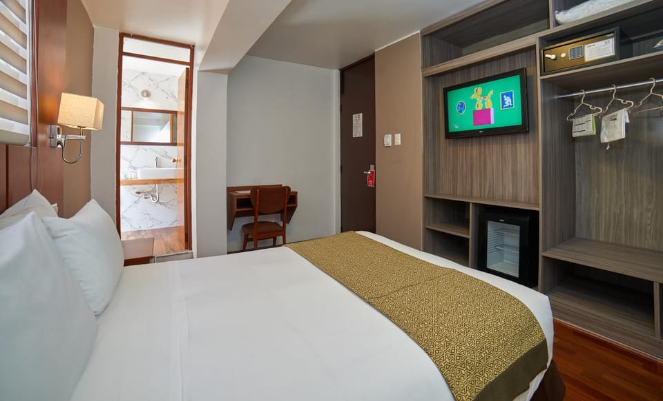 Bed, TV and multimedia, Photo of the whole room, Bedroom, wardrobe