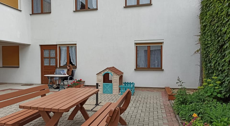 Patio, Facade/entrance