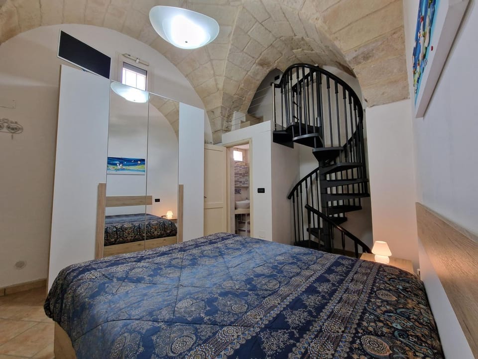 Bathroom, TV and multimedia, Bedroom, wardrobe, air conditioner