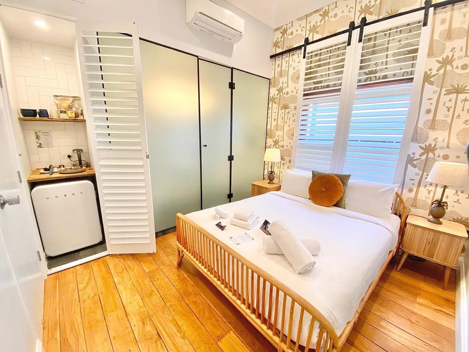 Bed, Photo of the whole room, Seating area, Bedroom, minibar, towels, air conditioner