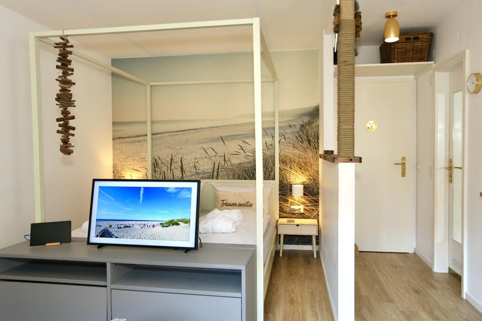 TV and multimedia, Photo of the whole room, Bedroom