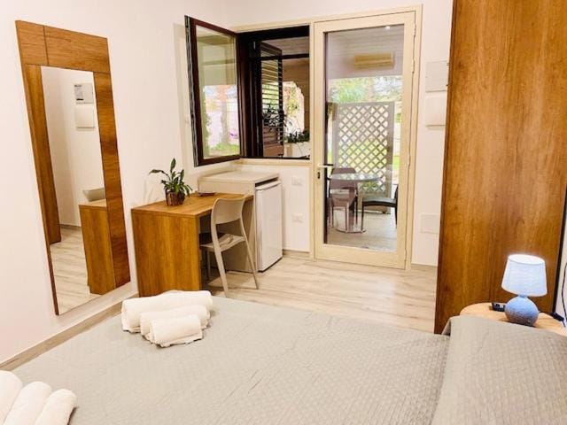 Bed, Photo of the whole room, Bedroom, hair dresser, wardrobe