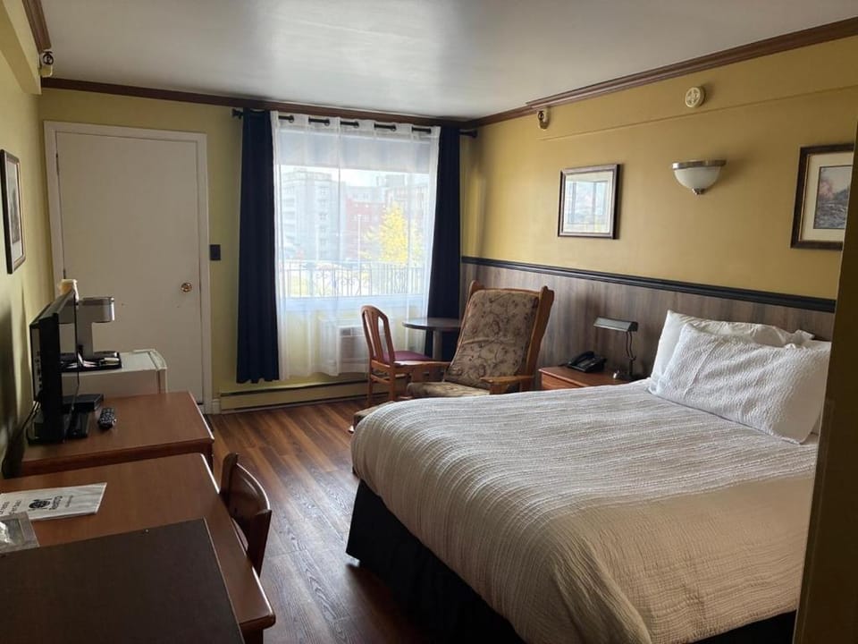 Bed, TV and multimedia, Living room, Photo of the whole room, Seating area, Bedroom