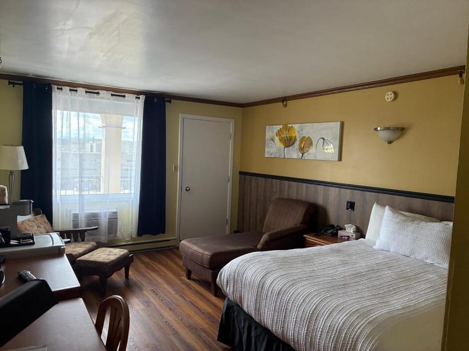 Bed, Photo of the whole room, Seating area, Bedroom