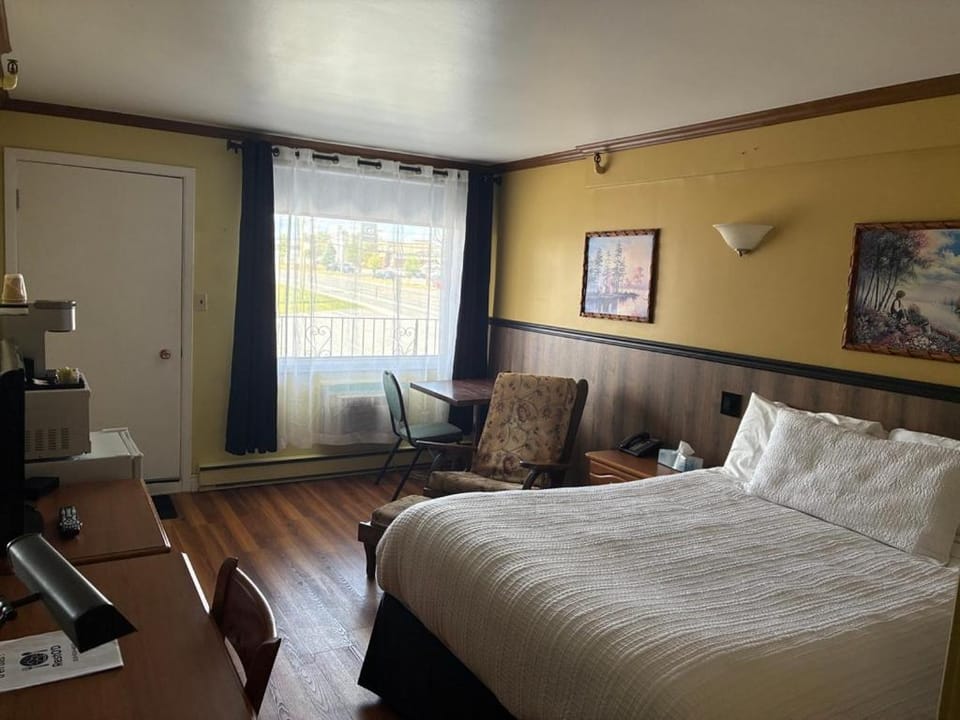 Bed, TV and multimedia, Living room, Photo of the whole room, Seating area, Bedroom