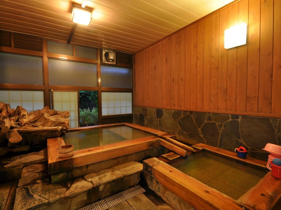 Hot Spring Bath, Decorative detail