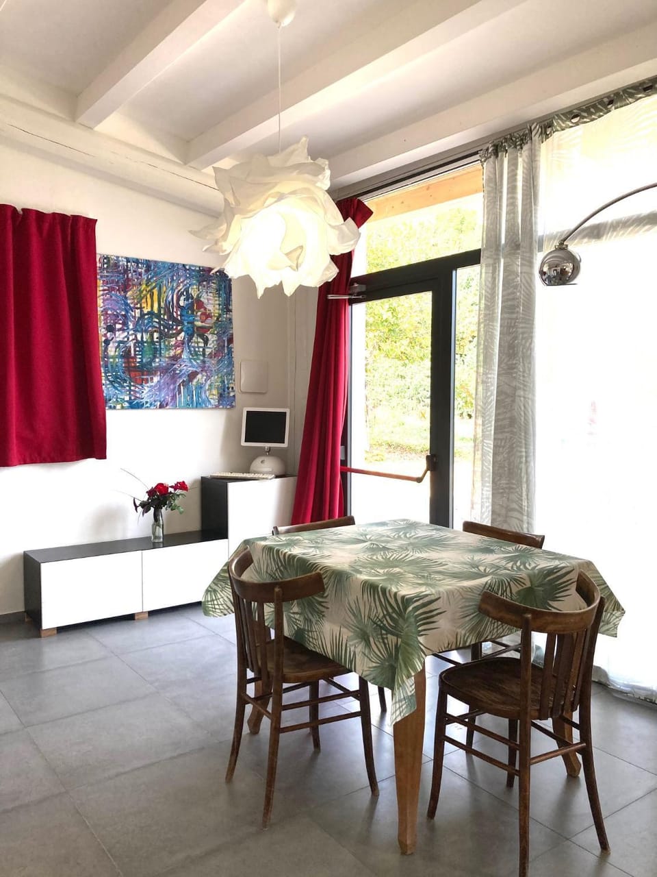 TV and multimedia, Seating area, Dining area