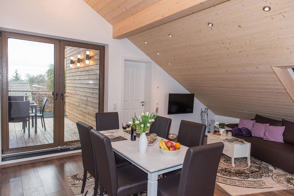 TV and multimedia, Living room, Seating area, Dining area, Food