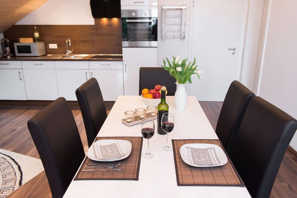 Kitchen or kitchenette, Food and drinks, Seating area, Dining area, Food, stove