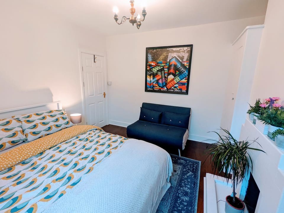 Bed, Photo of the whole room, Decorative detail, Seating area, Bedroom