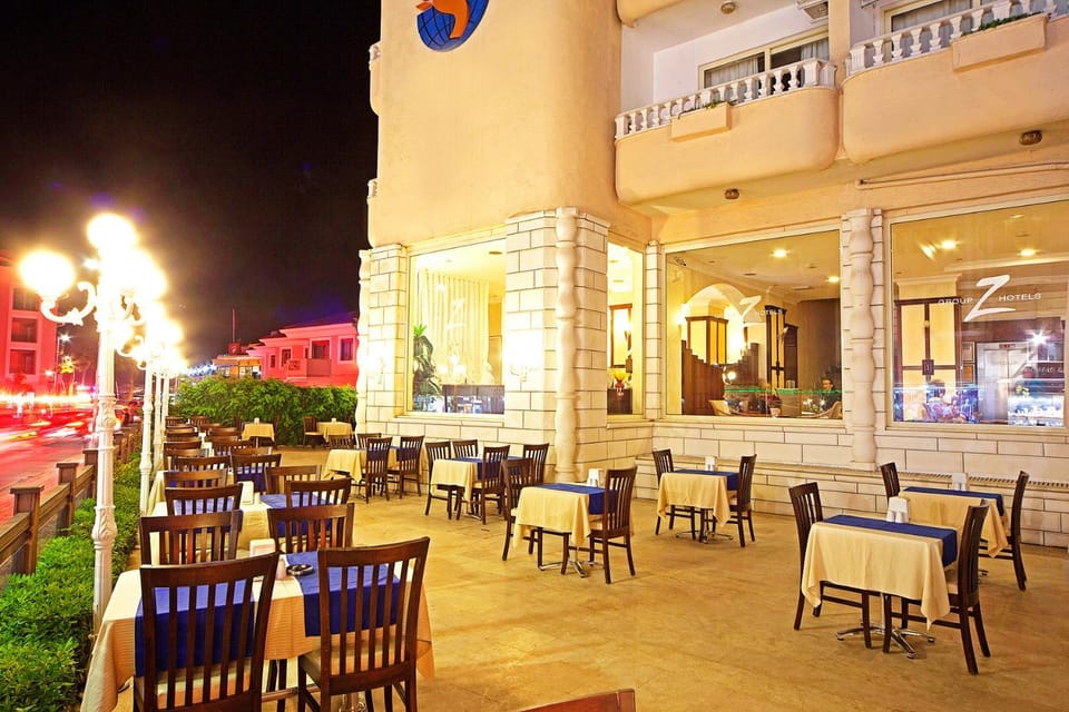 Restaurant/places to eat, Night, Lounge or bar