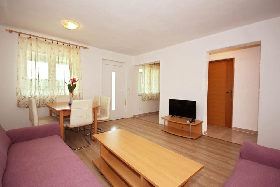 Communal lounge/ TV room, TV and multimedia, Living room