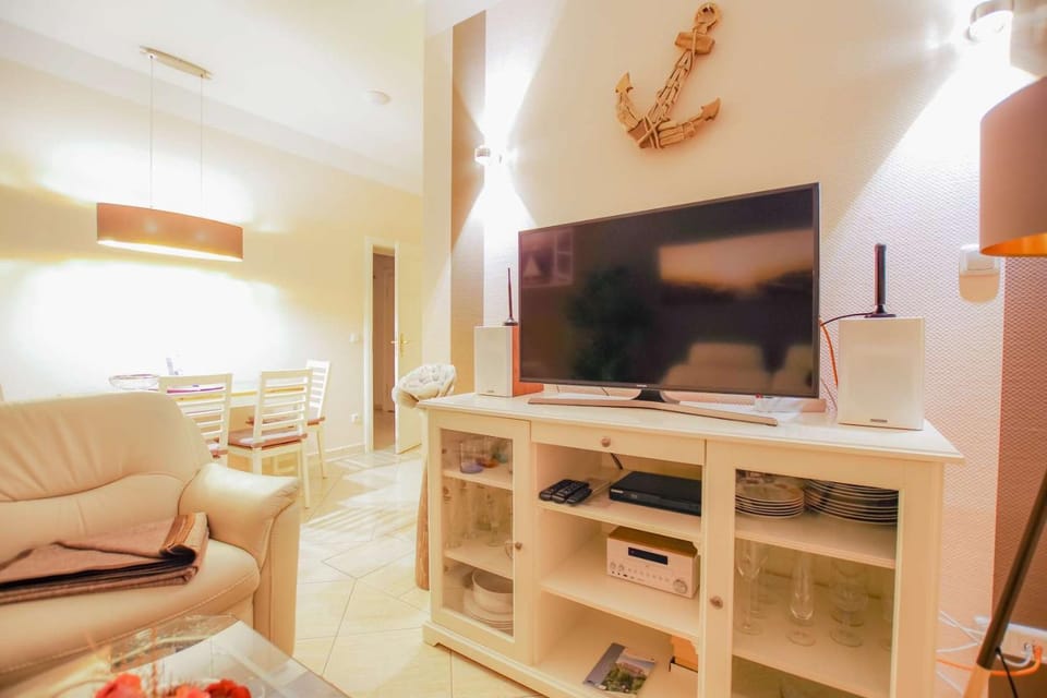 TV and multimedia, Living room, Seating area, Evening entertainment