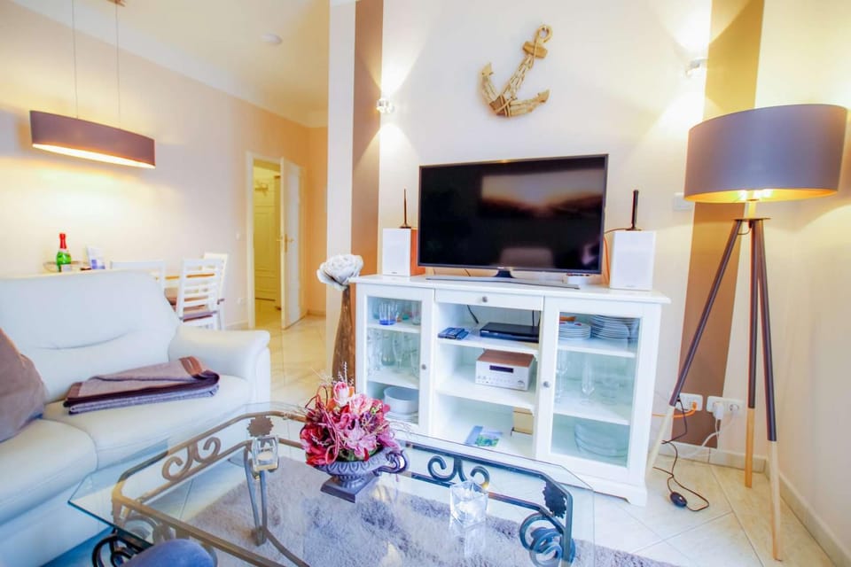 TV and multimedia, Living room, Seating area, Evening entertainment
