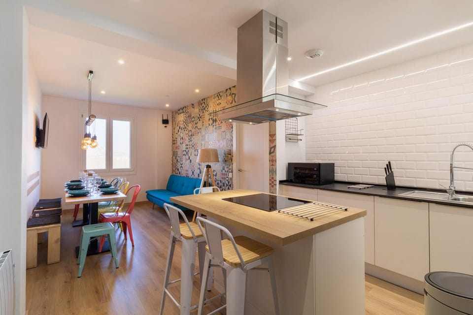 Kitchen or kitchenette, Living room, Seating area, Dining area