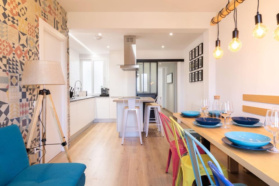Kitchen or kitchenette, Seating area, Dining area