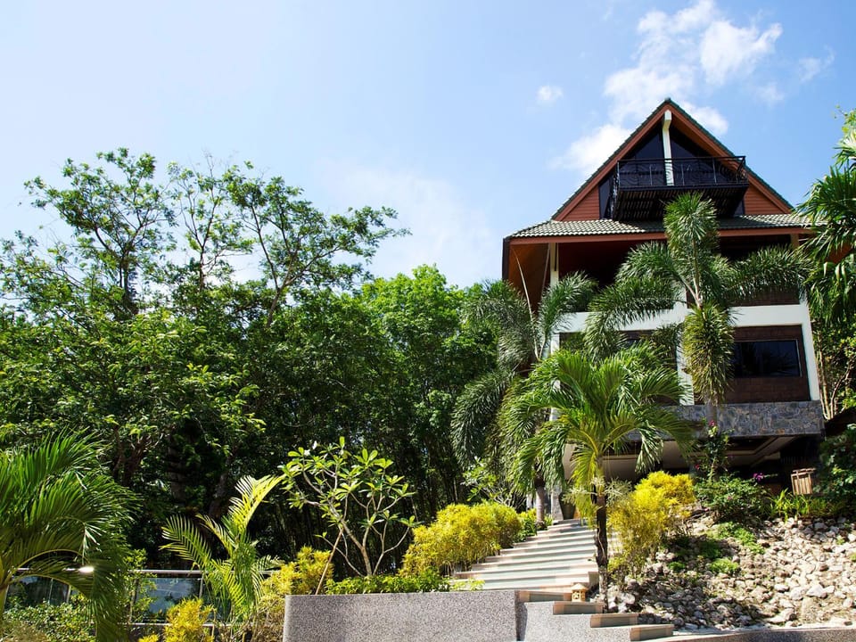 Facade/entrance, Area and facilities