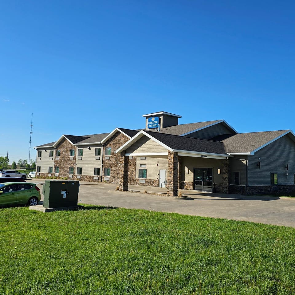 Property building, Day, Neighbourhood, Street view, Parking