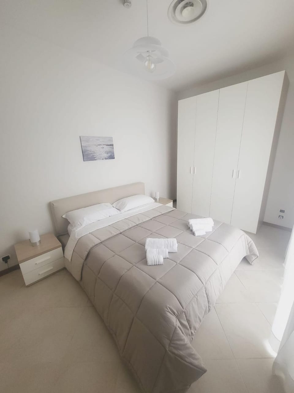 Bed, Photo of the whole room, Bedroom, towels