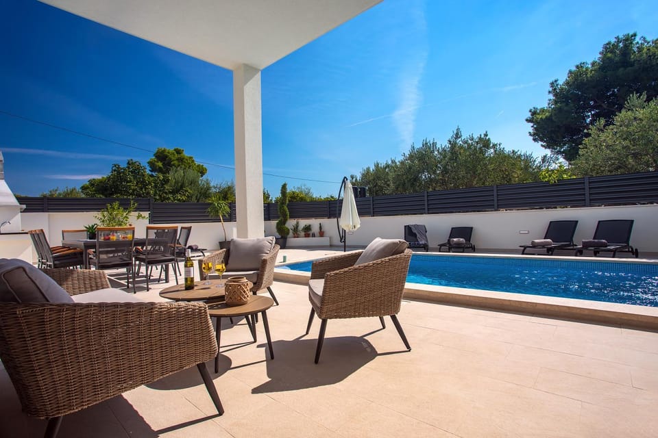 BBQ facilities, Balcony/Terrace, Seating area, Garden view, Landmark view, Pool view, Family
