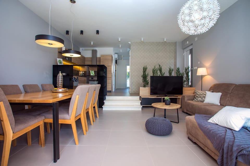 Kitchen or kitchenette, Living room, Photo of the whole room, Seating area, Dining area, Family