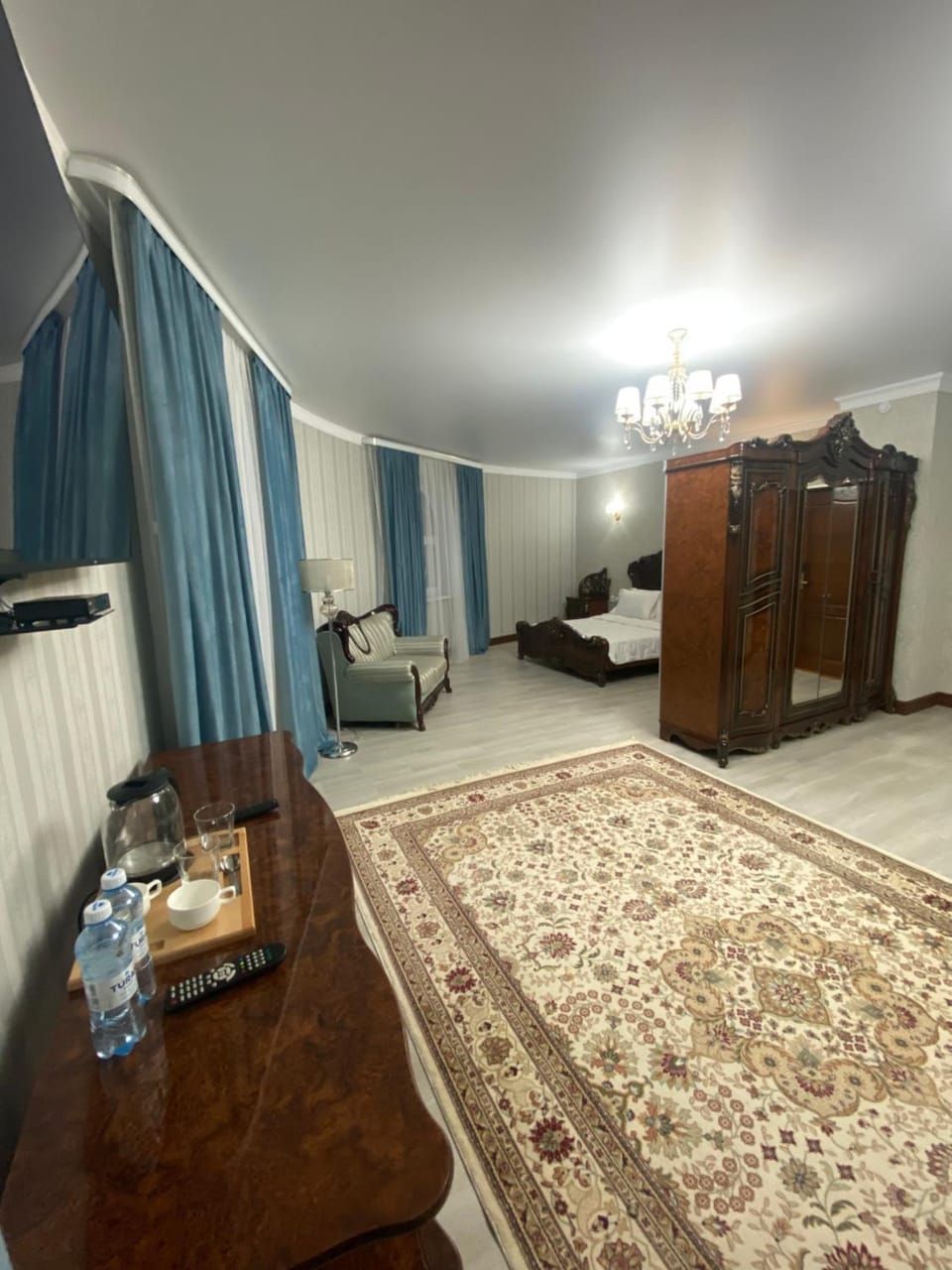 Bed, Living room, Photo of the whole room, Bedroom, hair dresser, wardrobe