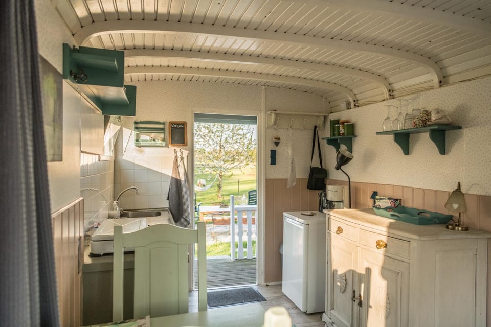 Pipowagen Elsebein Groningen Westerwolde unieke ligging met eigen tuin en vrij uitzicht over veld naar natuurgebied Bed and Breakfast in Drenthe (province)