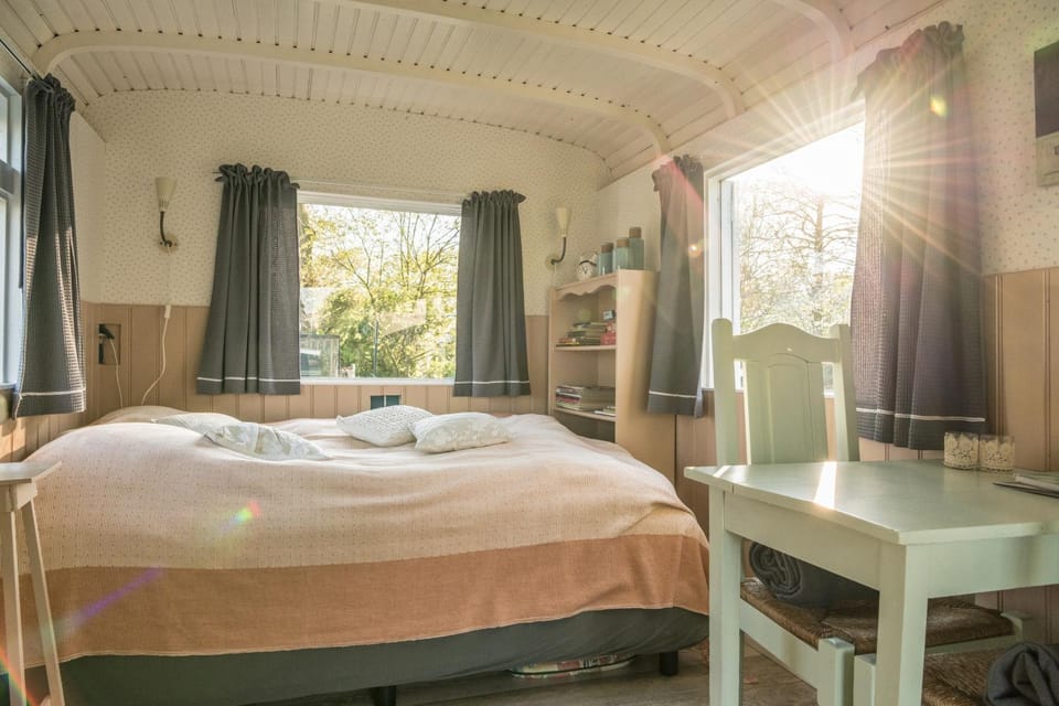 Pipowagen Elsebein Groningen Westerwolde unieke ligging met eigen tuin en vrij uitzicht over veld naar natuurgebied Bed and Breakfast in Drenthe (province)