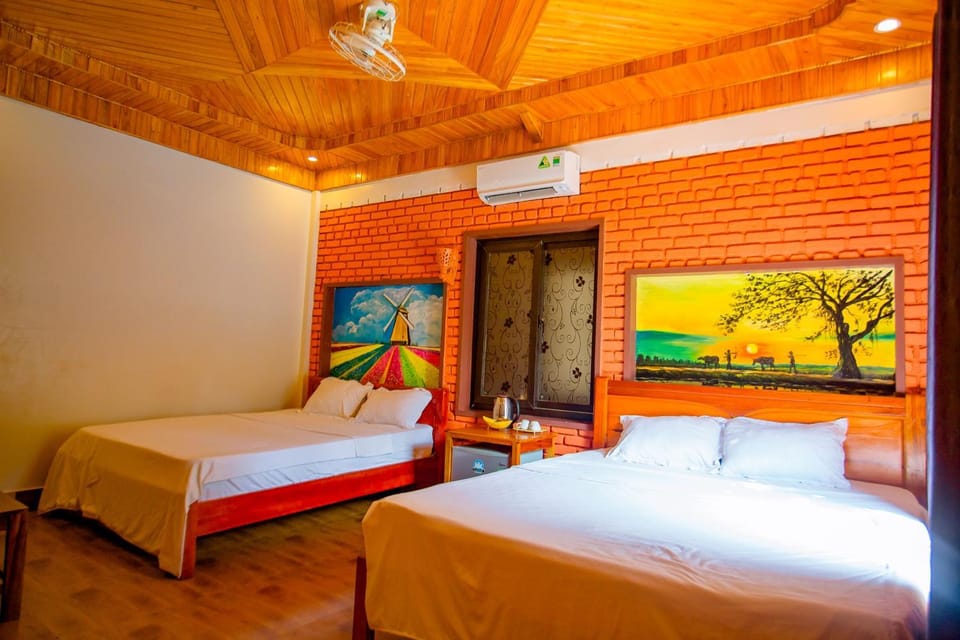 Bed, TV and multimedia, Photo of the whole room, Bedroom, fireplace