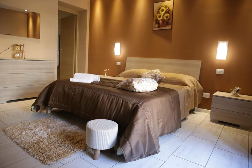 Bed, Bedroom, towels