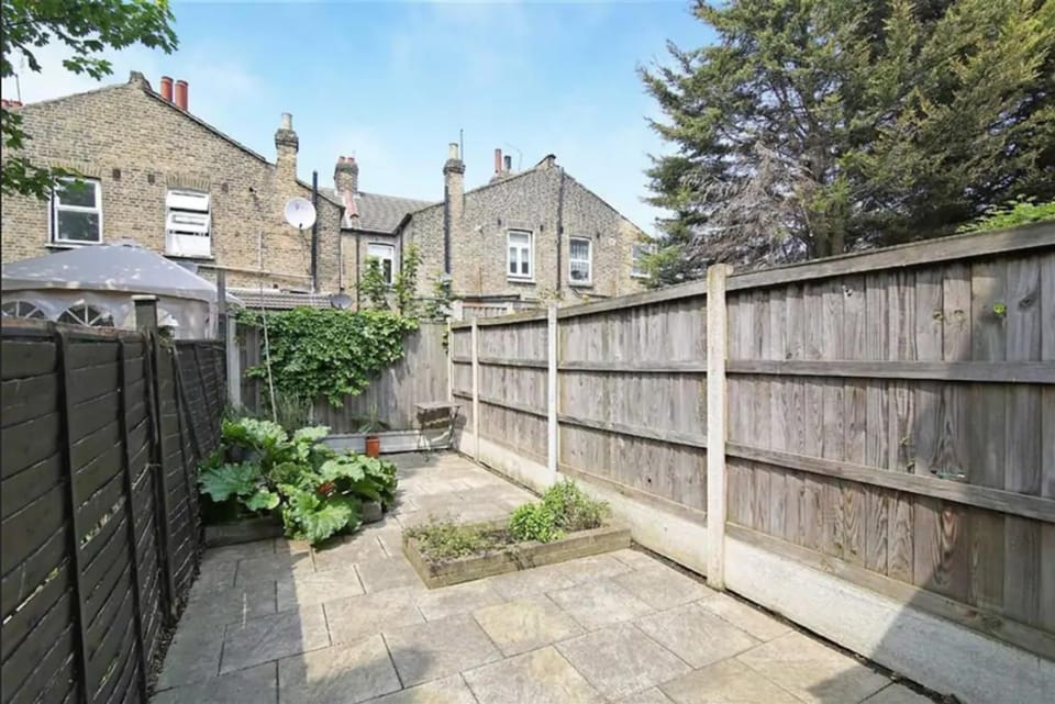 Rustic Garden House in the Heart of East London House in London