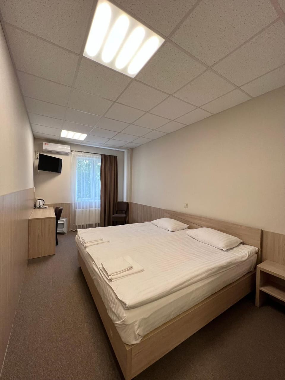 Bed, TV and multimedia, Photo of the whole room, Bedroom, towels