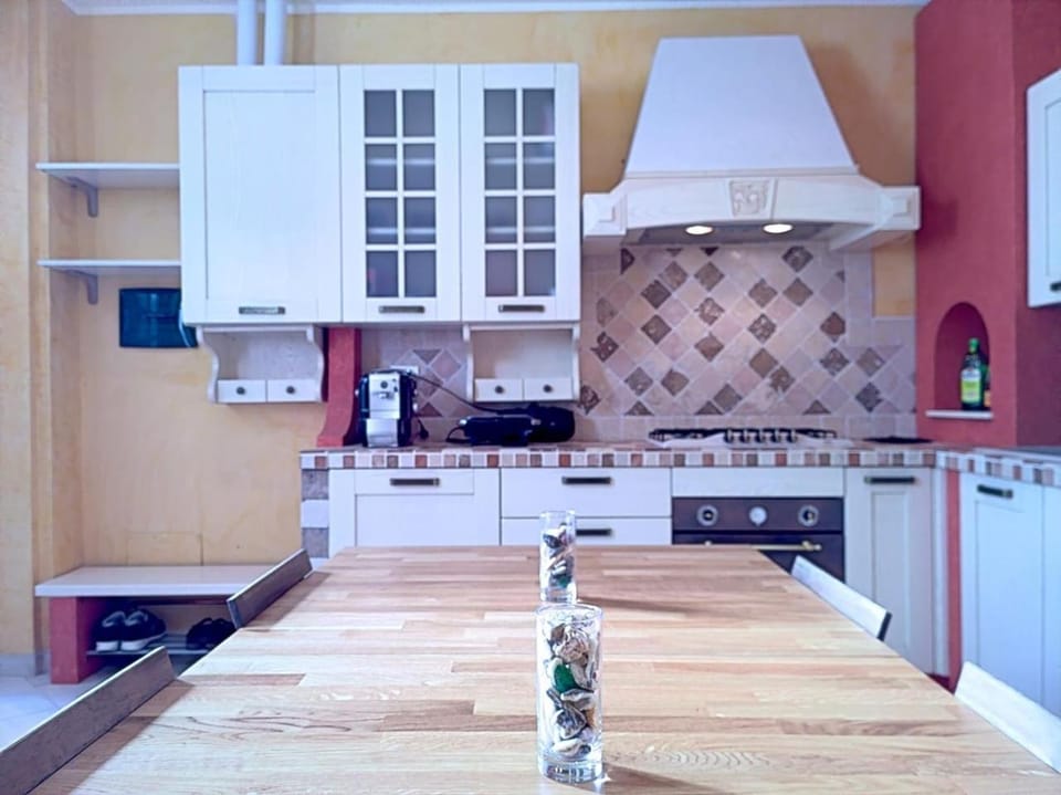 Coffee/tea facilities, Kitchen or kitchenette, Dining area