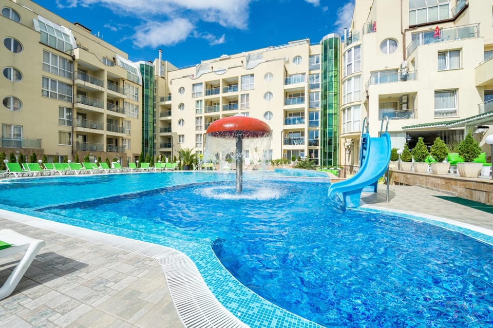 Property building, Hot Tub, Pool view, Swimming pool