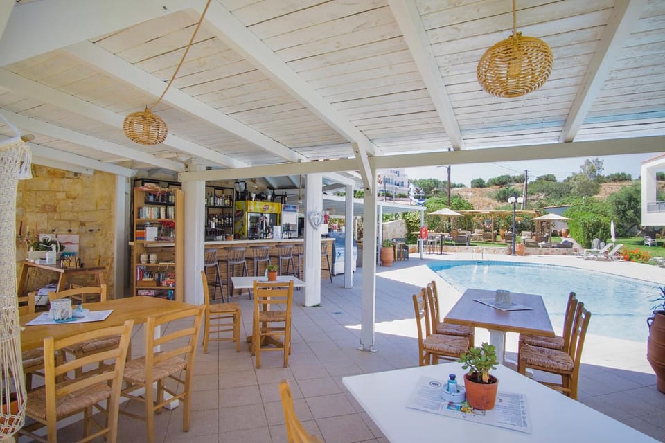 Restaurant/places to eat, Library, Lounge or bar